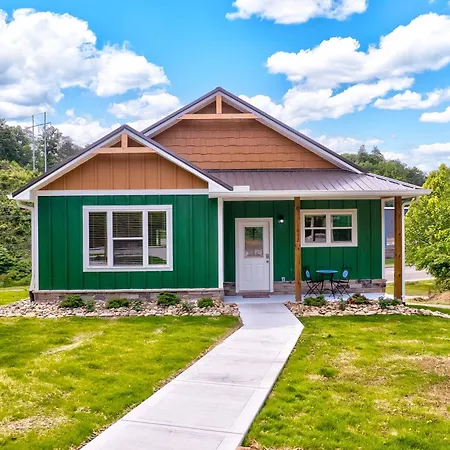 New 2Br Cabin Across From Dollywood With Hot Tub, One-Step Entry, And Free Attraction Tickets